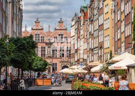 Danzig, Polen - 22. Juli 2019: Zentrale Straße in der Altstadt von Danzig, Polen Stockfoto