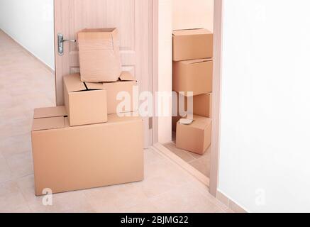 Office Move Konzept. Kartons im Raum in der Nähe der offenen Tür Stockfoto