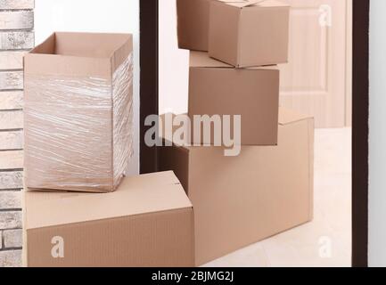 Office Move Konzept. Kartons im Raum in der Nähe der offenen Tür Stockfoto