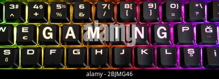 Nahaufnahme einer farbenfrohen Tastatur mit hellen LED-Leuchten für einfache und komfortable Spiele-pcs oder Notebooks. High-Tech-Konzept Stockfoto