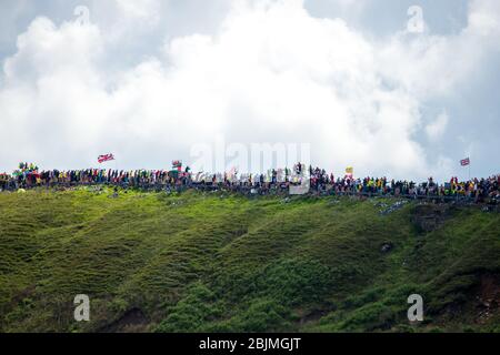 2014 Tour De France Etappe 2 York nach Sheffield 6. Juli. Radsportfans auf Holme Moss in Yorkshire erwarten die Tour De France. Stockfoto