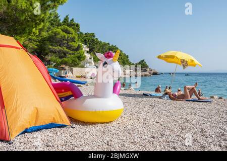 Makarska, Kroatien - 5. September 2019: Unbekannte Menschen ruhen am schönen Strand an der Adria in Makarska Riviera, Dalmatien, Kroatien Stockfoto