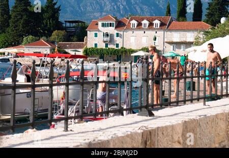 Eine Promenade, die in einen Strand verwandelt wurde - 6. August 2019 / Rose Village, Halbinsel Lustica, Kotor Bay, Montenegro, Europa Stockfoto