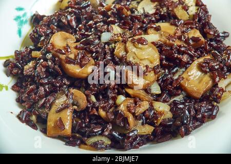 Schwarzer Reis Risotto mit Pilzen und karamellisierten Zwiebeln Stockfoto