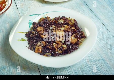 Schwarzer Reis Risotto mit Pilzen und karamellisierten Zwiebeln Stockfoto