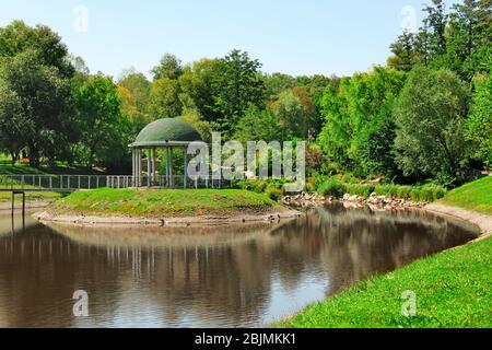 Wunderschöne Aussicht auf dem See im Park Stockfoto