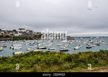 Le Conquet, Frankreich - 29. Juli 2018: Blick auf die Bucht mit Booten im Wasser verankert an einem bewölkten Tag des Sommers Stockfoto