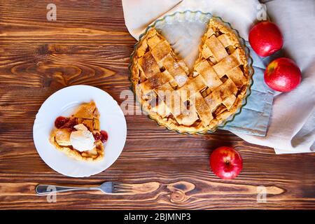 Layout oder Stillleben mit hausgemachten Apfelkuchen in Form zum Kochen auf Tisch mit leichten Tischdecken auf Küche zu Hause bedeckt. Draufsicht mit Kopierbereich Stockfoto