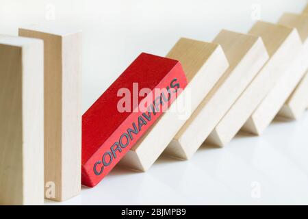 Coronavirus Domino-Effekt infizieren und Wirtschaft Business Disaster Konzept Stockfoto