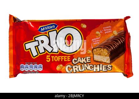 Packung McVities Trio 5 Toffee Kuchen Crunchies isoliert auf weißem Hintergrund Stockfoto