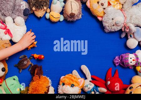 Kinder-Plüschtiere für die Entwicklung von Spielen auf blauem Hintergrund Stockfoto