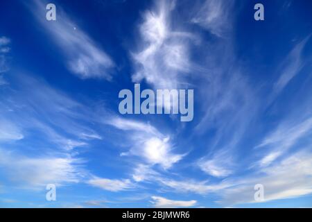 Blauer Himmel Landschaft Hintergrund für Poster. Malerische, schöne Zirruswolken erzeugen ungewöhnliche Muster am Himmel. Wolkig im Frühling, Sommer. Stockfoto