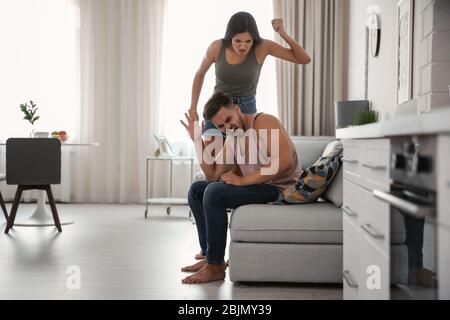 Streit zwischen Frau und Mann zu Hause Stockfoto