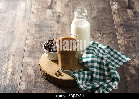 Iced Kaffee oder Caffe Latte in hohem Glas auf Holztisch Stockfoto