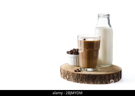 Iced Kaffee oder Caffe Latte in hohem Glas auf Holztisch Stockfoto