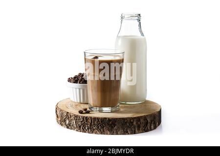 Iced Kaffee oder Caffe Latte in hohem Glas auf Holztisch Stockfoto
