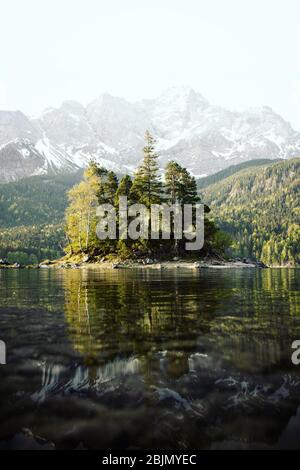 Insel am Eibsee vor der Zugspitze in Bayern, Deutschland Stockfoto