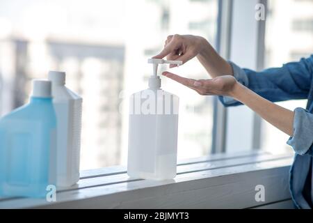 Nahaufnahme Bild von weiblichen Händen Quetschen antiseptisch Stockfoto