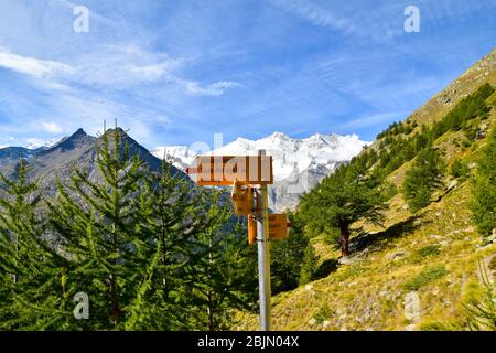 Wegweiser in den schweizer Alpen, Schweiz. Stockfoto