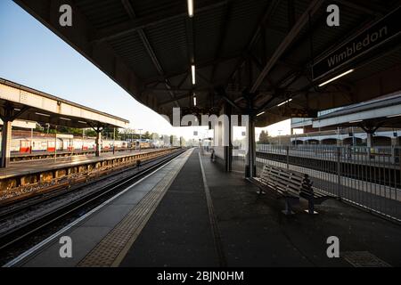 Eine völlig verlassene Bahnhofsbühne von Wimbledon am frühen Morgen im Südwesten Londons während der Sperrung des Coronavirus COVID-19, Großbritannien