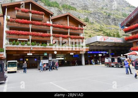 Zermatt, Schweiz - 28. September 2019: Bahnhof in Zermatt. Stockfoto