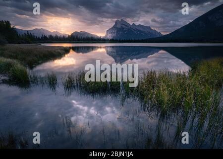 Sonnenaufgang und Bergreflexionen an den Vermillion Lakes, Banff National Park, Canadian Rockies, Alberta, Kanada Stockfoto