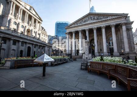 Eine völlig verlassene Bank of England und Royal Exchange am frühen Morgen im Herzen der City of London während der Sperrung des Coronavirus, Großbritannien