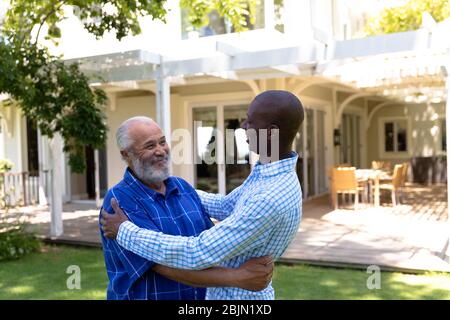 Mann und Vater stehen im Garten Stockfoto