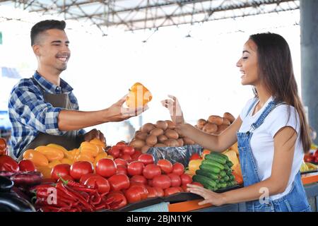 Verkäufer helfen Kunden Auswahl Gemüse am Markt Stockfoto