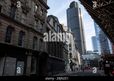 Eine völlig verlassene Straßenszene am frühen Morgen im Herzen der City of London während der Sperrung des Coronavirus, Großbritannien Stockfoto