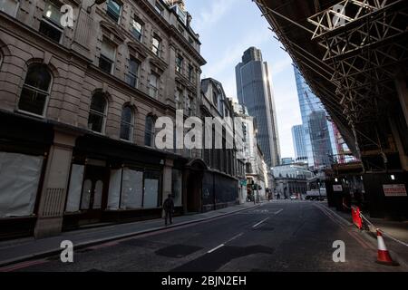 Eine völlig verlassene Straßenszene am frühen Morgen im Herzen der City of London während der Sperrung des Coronavirus, Großbritannien Stockfoto