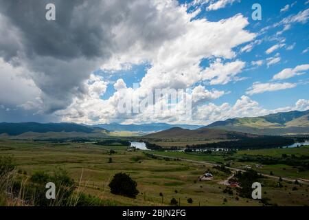 Luftaufnahme des Flathead River Valley aus dem Bison Range National Park mit dramatischen Wolken und Sonnenlicht Stockfoto