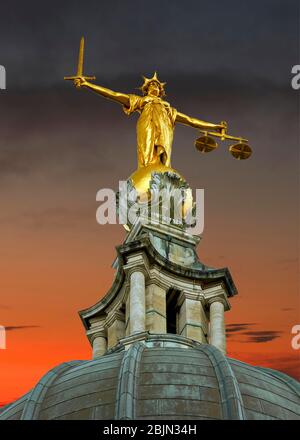 LONDON OLD BAILEY CRIMINAL COURT IKONISCHE LADY JUSTICE STATUE IN GOLD AUF DER KUPPEL UND ROTEN UND SCHWARZEN WOLKEN SONNENUNTERGANG Stockfoto