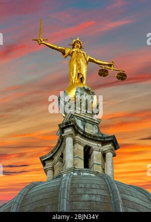 LONDON OLD BAILEY CRIMINAL COURT IKONISCHE LADY JUSTICE STATUE IN GOLD AUF DER KUPPEL UND ROT UND ORANGE SONNENUNTERGANG WOLKEN Stockfoto