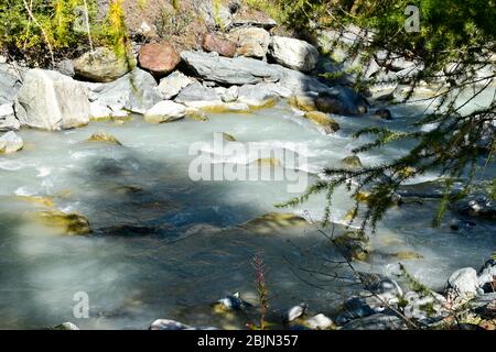 Alpine Gletscherbach mit trüben Schmelzwasser, das manchmal auch als Gletschermilch bekannt ist. Stockfoto