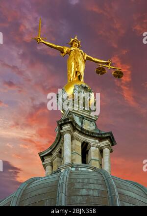 LONDON OLD BAILEY CRIMINAL COURT IKONISCHE LADY JUSTICE STATUE IN GOLD AUF DER KUPPEL UND ROTEN SONNENUNTERGANG WOLKEN Stockfoto