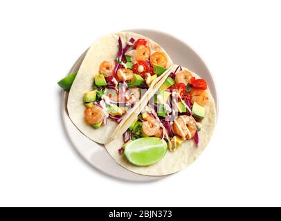 Teller mit leckeren Garnelen Tacos, isoliert auf weiß Stockfoto