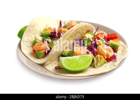 Teller mit leckeren Garnelen Tacos, isoliert auf weiß Stockfoto