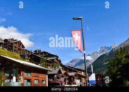 Zermatt, Schweiz - 28. September 2019: Bergort in den Schweizer Alpen. Überfüllte Straßen von Zermatt. Stockfoto