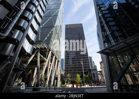 Eine komplett verlassene Lime Street neben Lloyd's of London am frühen Morgen im Herzen der City of London während der Sperrung des Coronavirus, Großbritannien Stockfoto