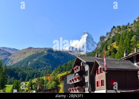 Zermatt, Schweiz - 28. September 2019: Bergort in den Schweizer Alpen. Überfüllte Straßen von Zermatt. Stockfoto