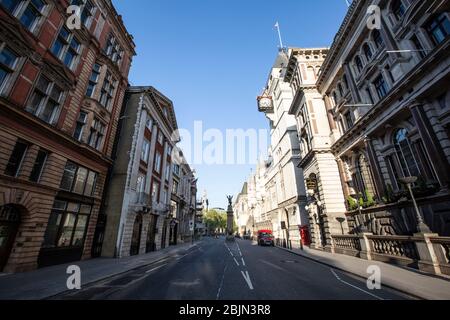 Eine fast leere Fleet Street am frühen Morgen in der City of London während der Coronavirus COVID-19 Sperrung, England, Großbritannien Stockfoto