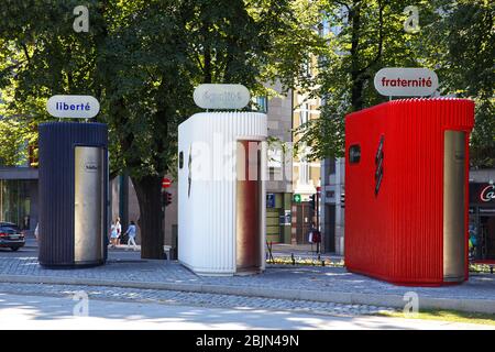 Öffentliche Toiletten in Spikersuppa Oslo City Center am Park mit Farben der französischen Nationalflagge Stockfoto