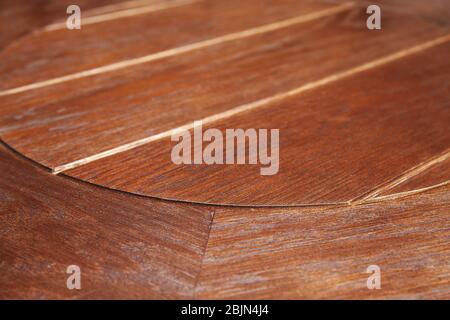 Vintage runder Tisch aus braunen Holzplanken, Hintergrundfoto mit selektivem Fokus Stockfoto