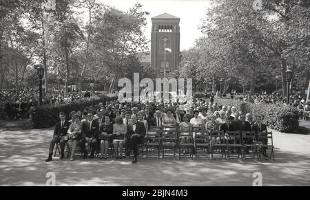 1964, historisch, Eltern und Familienmitglieder sitzen auf dem Gelände der University of Southern California, USC, für die Studenten-Abschlussfeier, Kalifornien, USA. Stockfoto