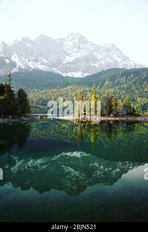 Spiegelung des Eibsees vor der Zugspitze in Bayern Stockfoto