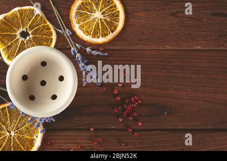 Shisha Schüssel auf dunklem Holztisch. Nahaufnahme. Stockfoto