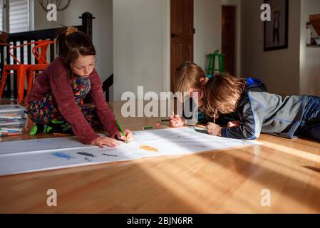 Drei kleine Kinder arbeiten zu Hause an einem Kunstprojekt Stockfoto