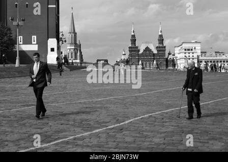 Kriegsveteran überquert Roten Platz, Moskau Stockfoto