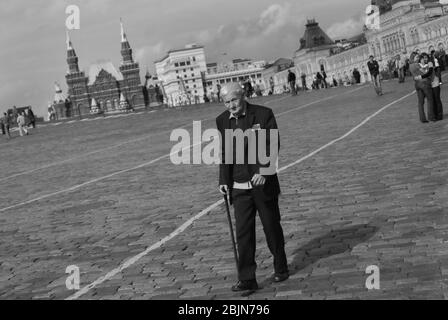 Kriegsveteran überquert Roten Platz, Moskau Stockfoto